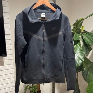 Nike Tech Fleece. Black